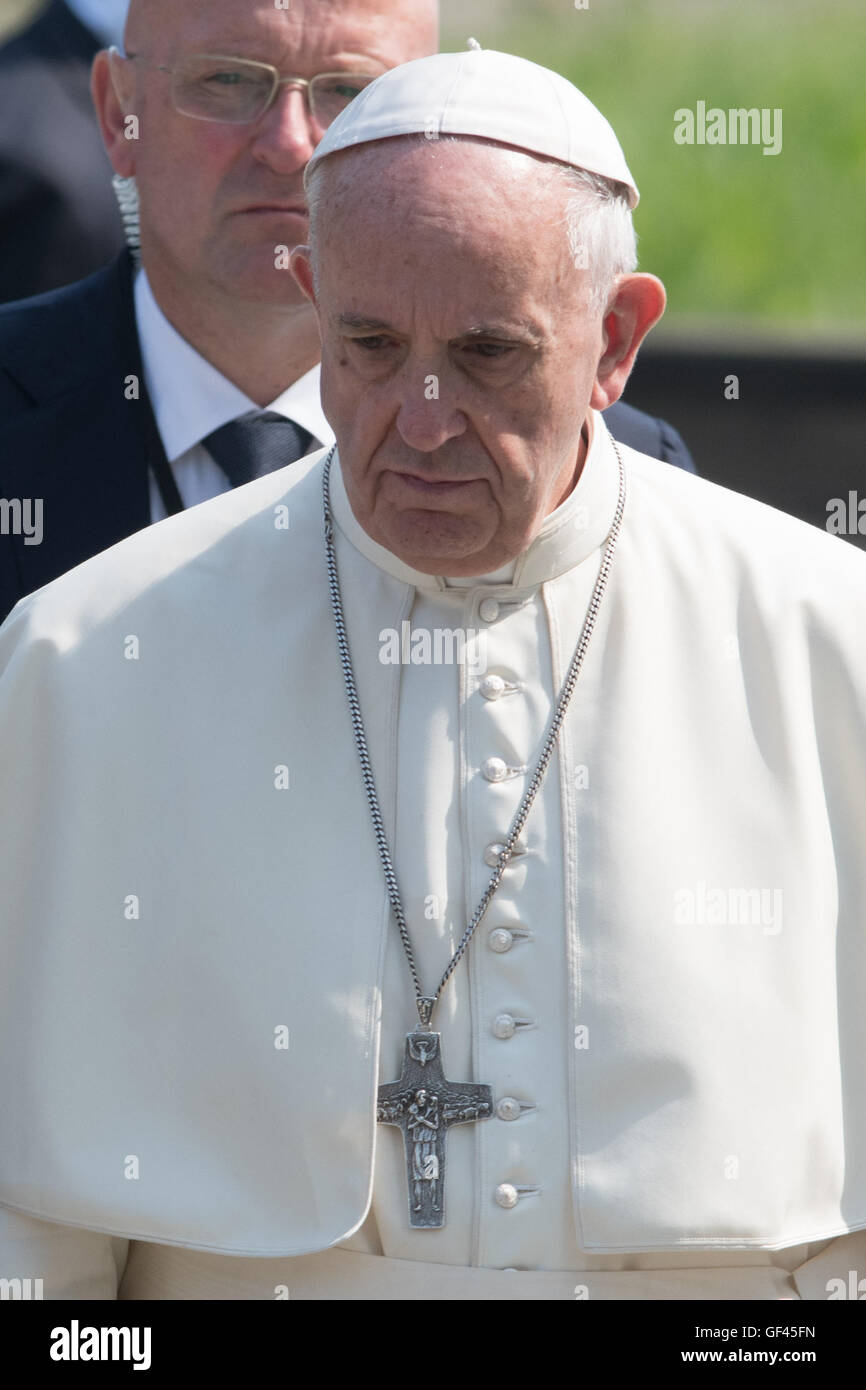 Auschwitz-Birkenau, Poland. 29th July, 2016. Pope Francis visits the former Nazi extermination camp Auschwitz-Birkenau in Oswiecim, Poland on Friday 29 July 2016. He is spending a «Day Of Silence» here, taking part in the World Youth Day (WYD) held in Poland. Credit:  dpa picture alliance/Alamy Live News Stock Photo