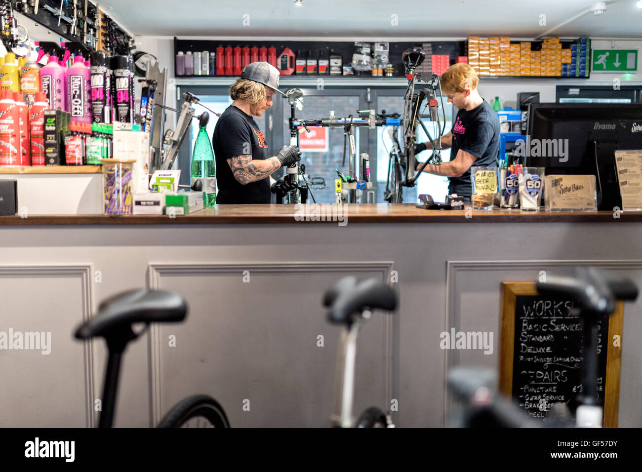 Cycle shop in london Stock Photo Alamy