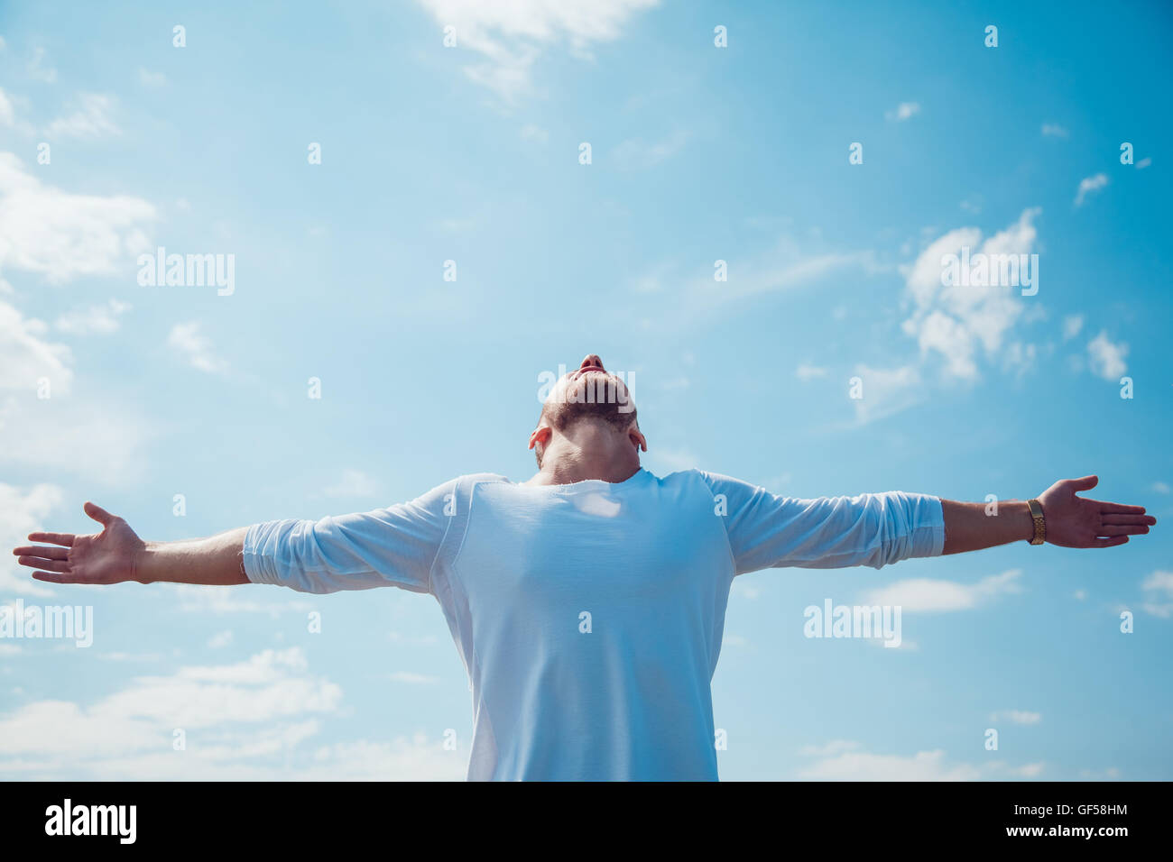 Спать раскинув руки. Человек лежит в поле. Девушка лежит на траве раскинув руки. Человек в траве. Человек лежит на траве вид сверху.