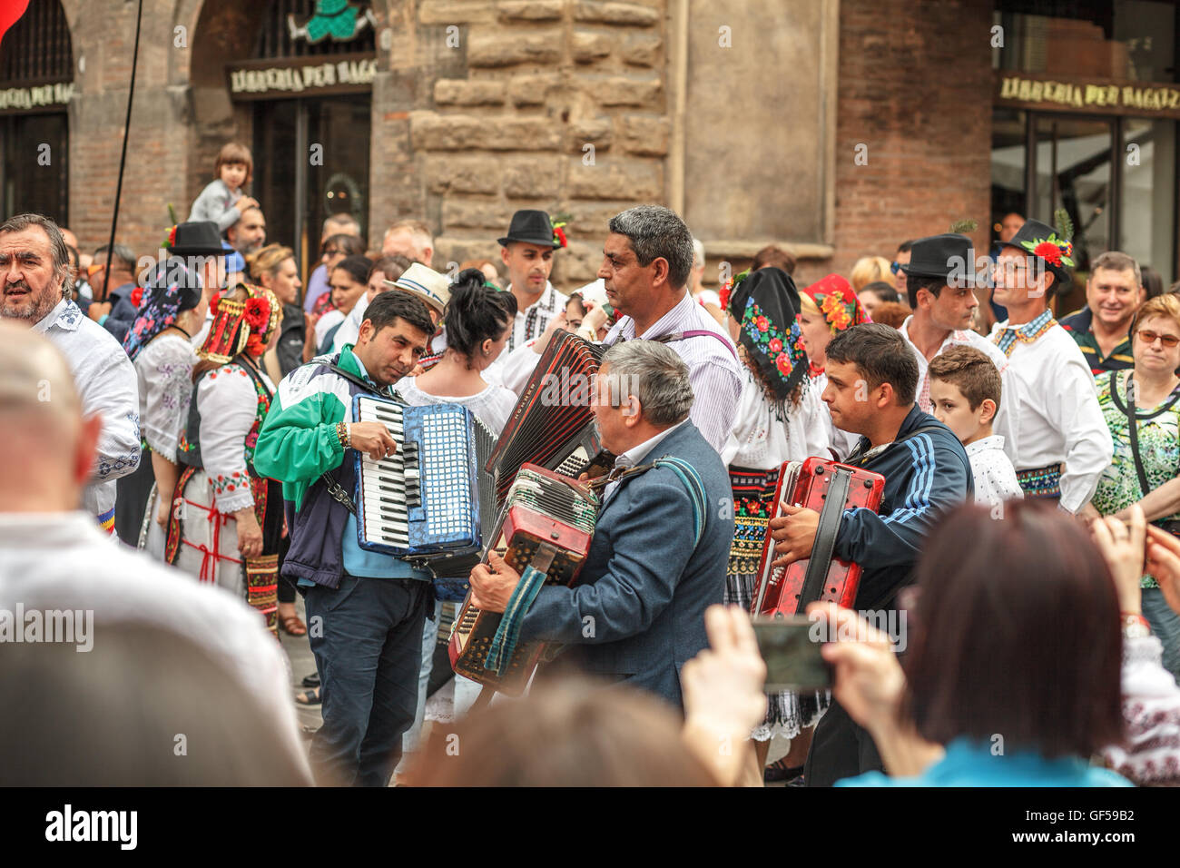 Accordion musicians singing on the international day of romanian blouse or 'Ia day' Stock Photo