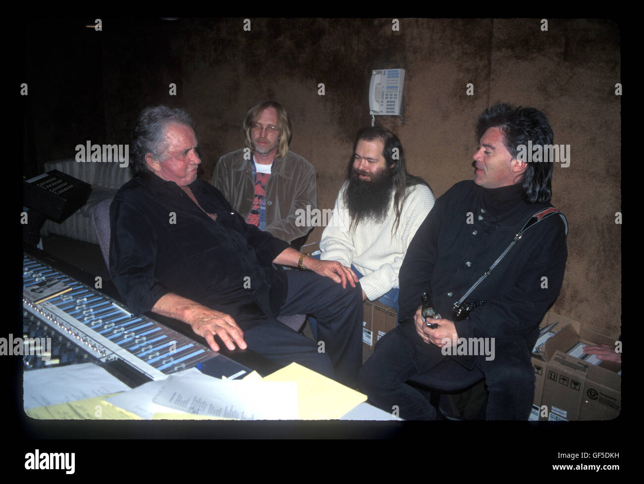 LOS ANGELES, CA :  JOHNNY CASH, Tom Petty, Mike Campbell, Marty Stuart , Benmont Tench, June Carter Cash and Rick Rubin photographed during the recording sessions for Johnny Cash's "Unchained" CD Produced by Rick Rubin. Photographed at Sound City Studios Stock Photo