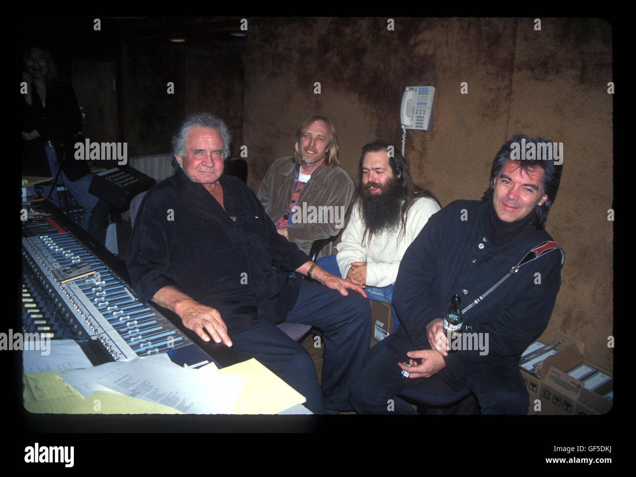 LOS ANGELES, CA :  JOHNNY CASH, Tom Petty, Mike Campbell, Marty Stuart , Benmont Tench, June Carter Cash and Rick Rubin photographed during the recording sessions for Johnny Cash's "Unchained" CD Produced by Rick Rubin. Photographed at Sound City Studios Stock Photo