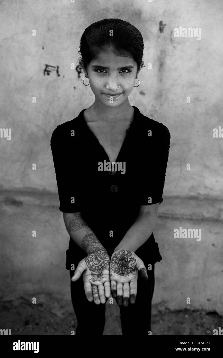 Rabari girl - Young girl proudly presenting her henna-painted hands. Kutch region, Gujarat, India Stock Photo