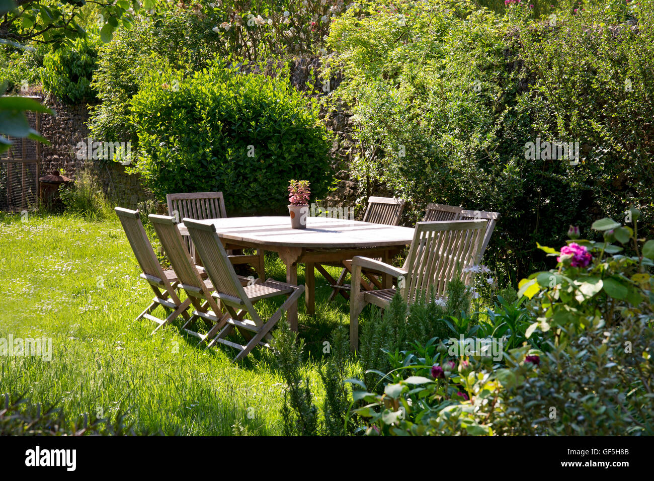 Wood chairs table outdoor lawn hi-res stock photography and images - Alamy