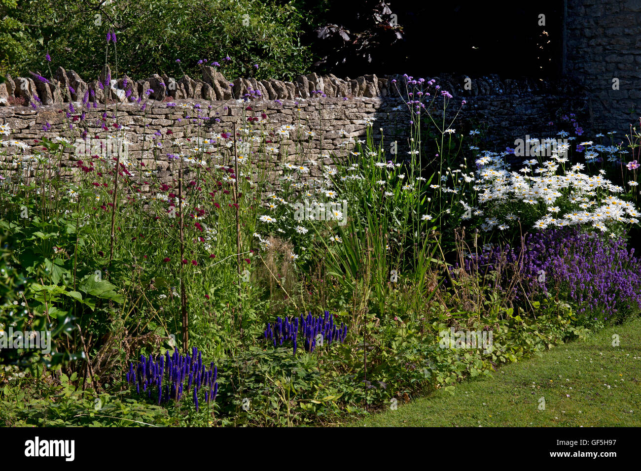 Dry stone wall garden hi-res stock photography and images - Alamy