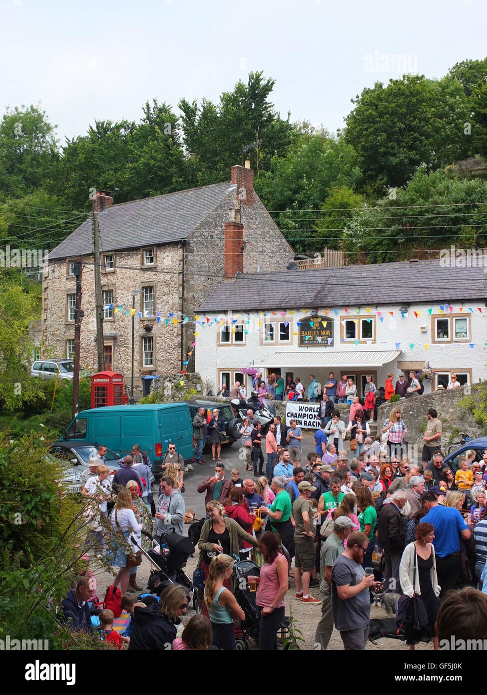 Spectators throng the car park at the World Championship Hen Racing held annually at the Barley Mow Pub, Bonsall Stock Photo