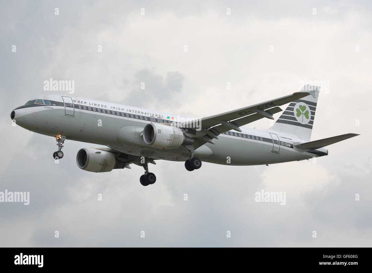 Aer Lingus Airbus A320-214 EI-DVM landing at Heathrow Airport, London Stock Photo