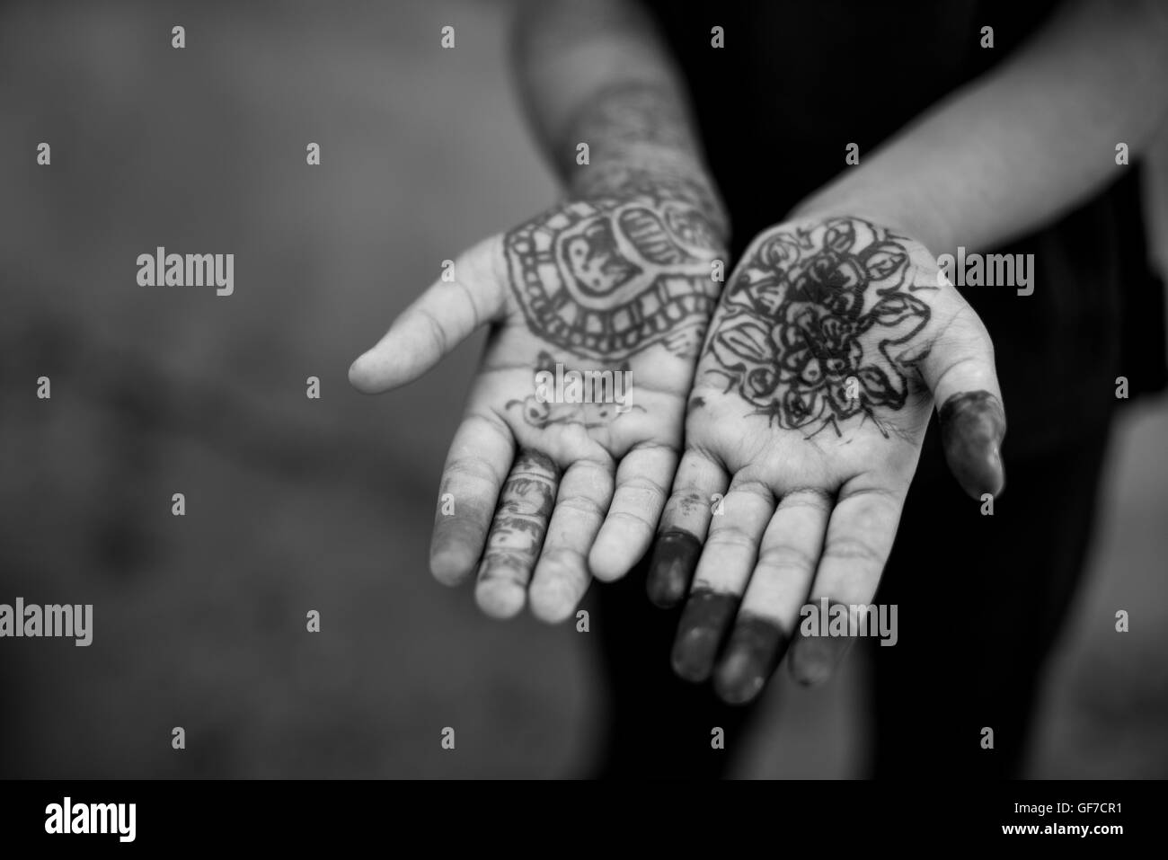 Rabari girl - Young girl proudly presenting her henna-painted hands. Kutch region, Gujarat, India Stock Photo