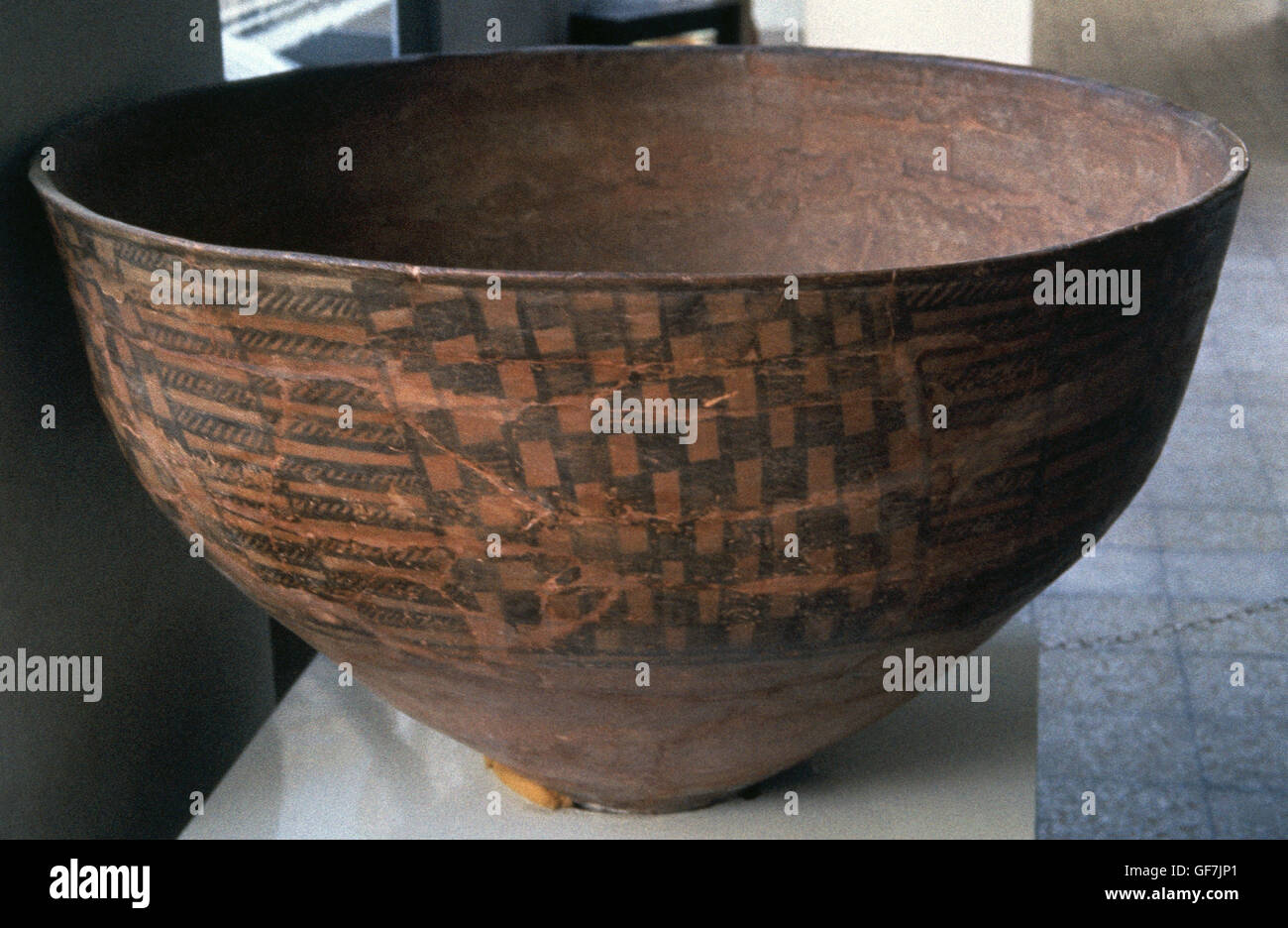 Potery bowl. Geometric motifs. 5th century BC. From Islam Abad (Zandjan). Museum of Archaelogical Iran. Tehran. Iran. Stock Photo