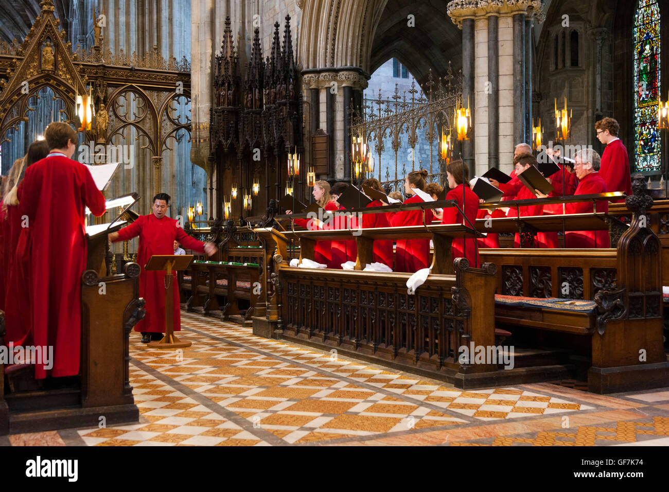 Visiting choir from USA singing / choristers sing / chorister sings / practises / choirs pracising at  Worcester Cathedral, UK. Stock Photo