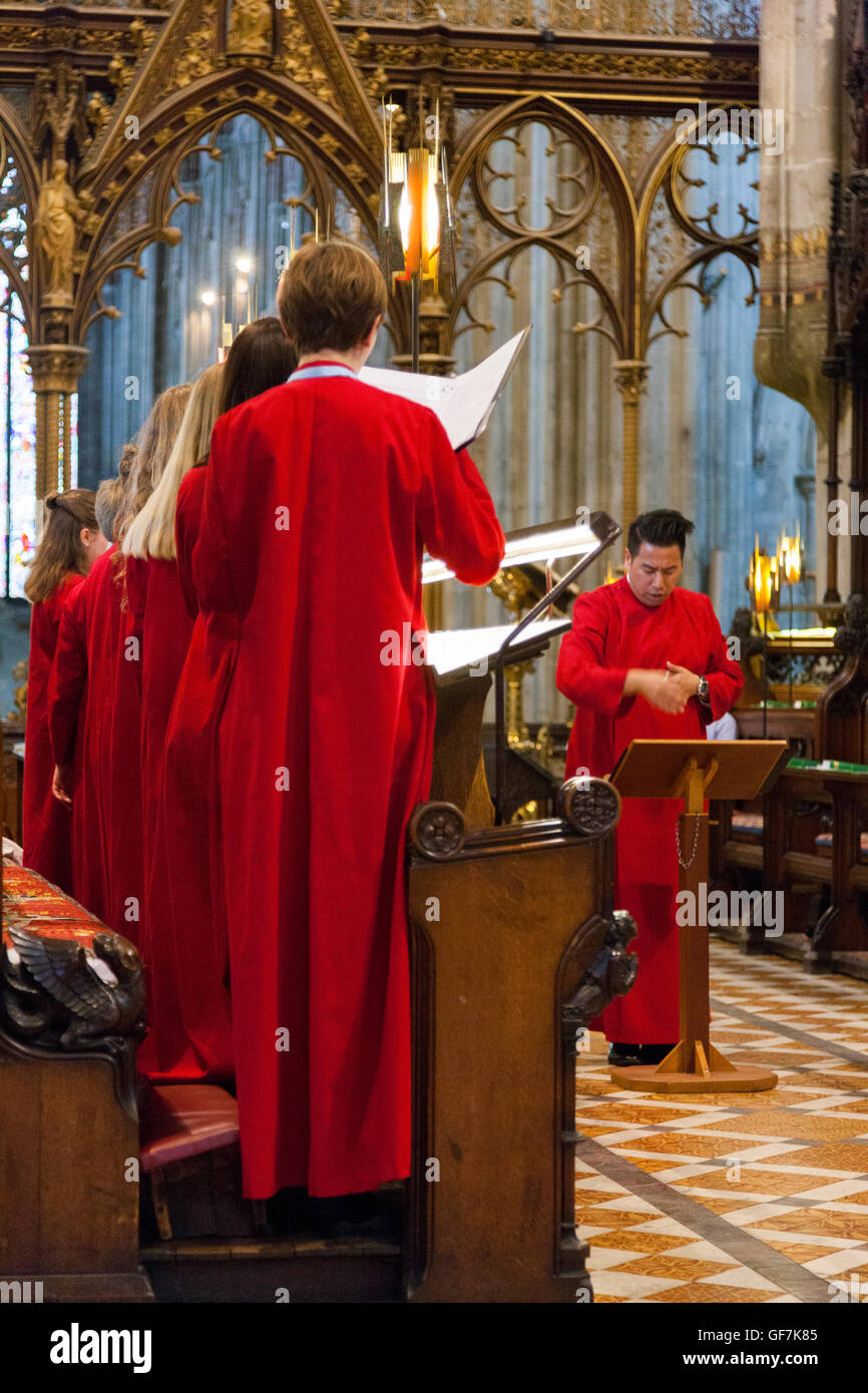 Visiting choir from USA singing / choristers sing / chorister sings / practises / choirs pracising at  Worcester Cathedral, UK. Stock Photo