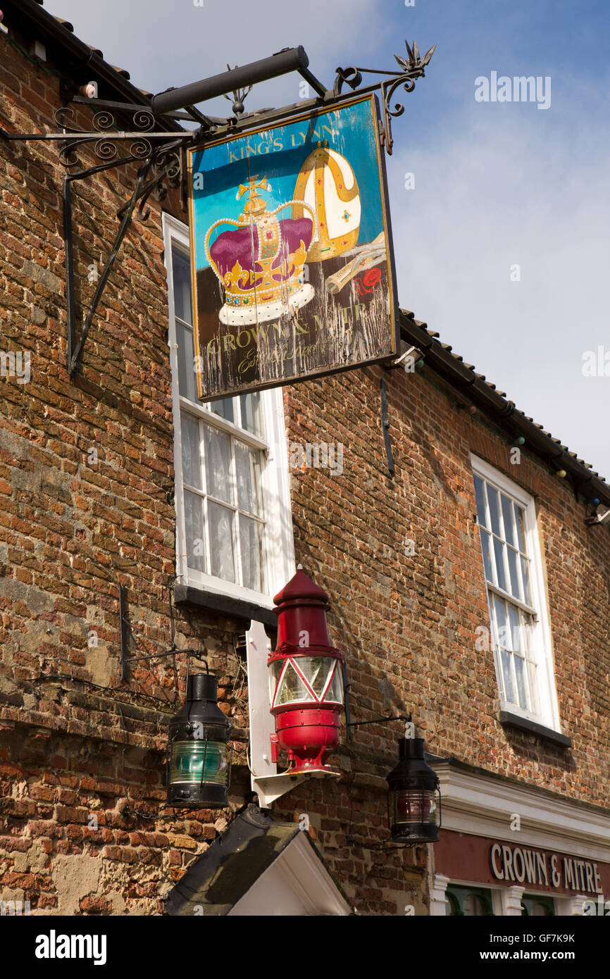 UK, England, Norfolk, King’s Lynn, Ferry Street, Crown and Mitre pub sign and navigation lights above door Stock Photo