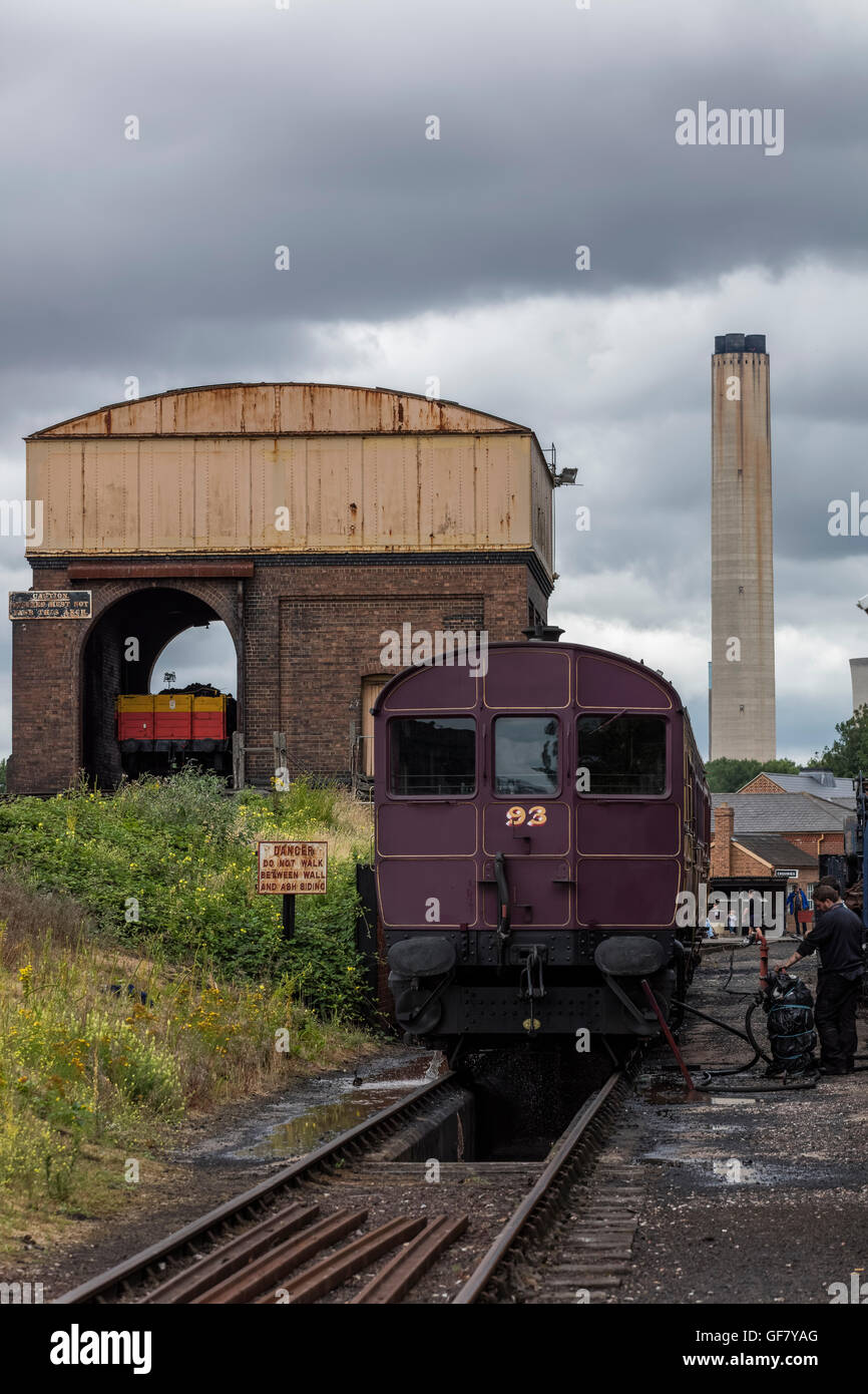 Vintage train carriage in front of the building used to load coal onto steam trains at the Didcot Railway Centre in Oxfordshire Stock Photo