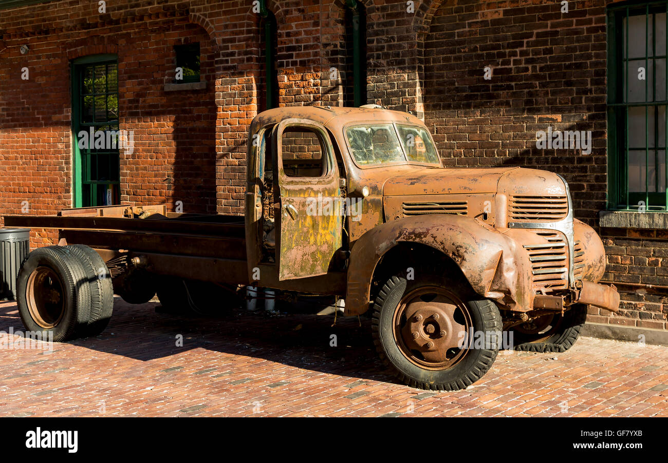 Old rusted dodge truck hi-res stock photography and images - Alamy, حجم الصورة 1300x902
