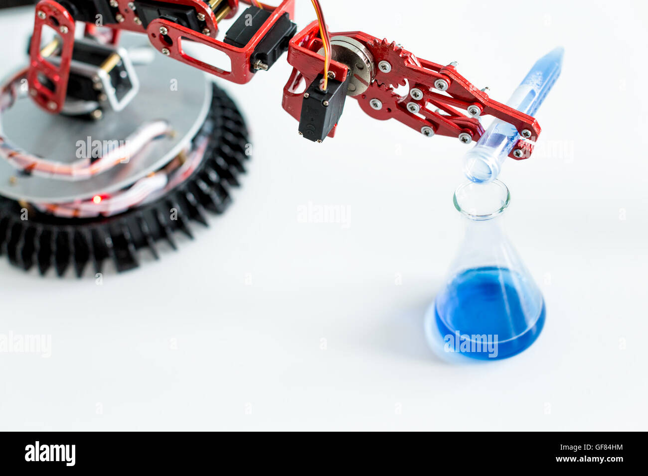 Lab sample robot hi-res stock photography and images - Alamy