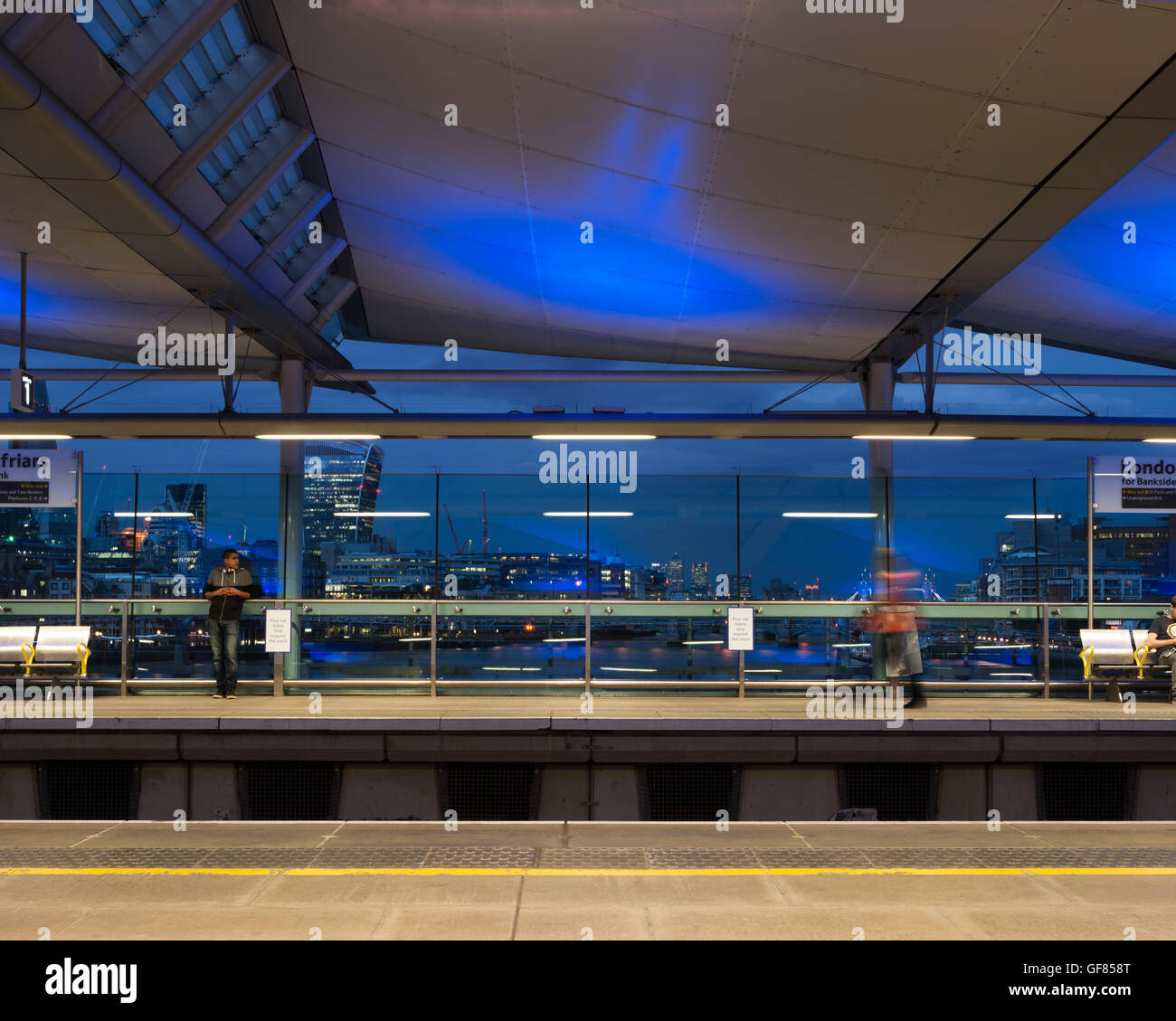 View across platform with London skyline behind. Blackfriars Station, London, United Kingdom. Architect: Pascall+Watson architects Ltd, 2012. Stock Photo