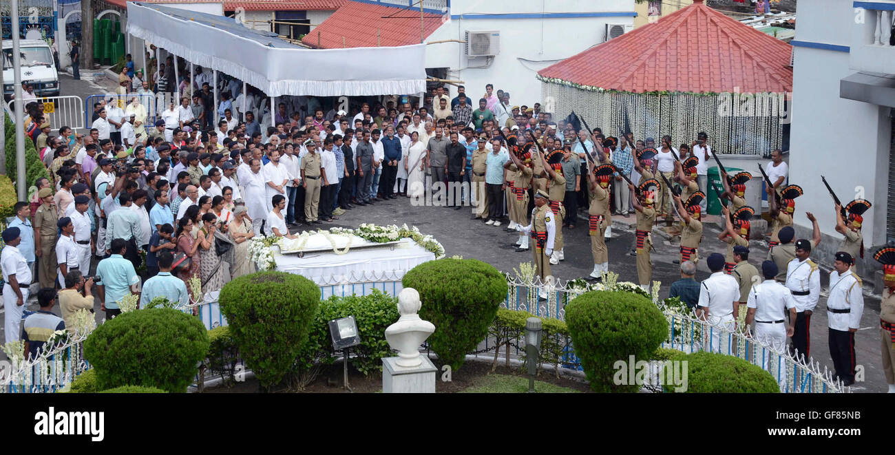 Kolkata, India. 29th July, 2016. West Bengal gather to mourn the death of the celebrated writer Mahasweta Devi who died at Belle Vue on 28 July. Sahitya Akademi, Jnanpith, Ramon Magsaysay awardee admitted to hospital on 22 May this year. His last rites performed with full state honors under supervision of West Bengal Chief Minister Mamata Banerjee. Credit:  Saikat Paul/Pacific Press/Alamy Live News Stock Photo