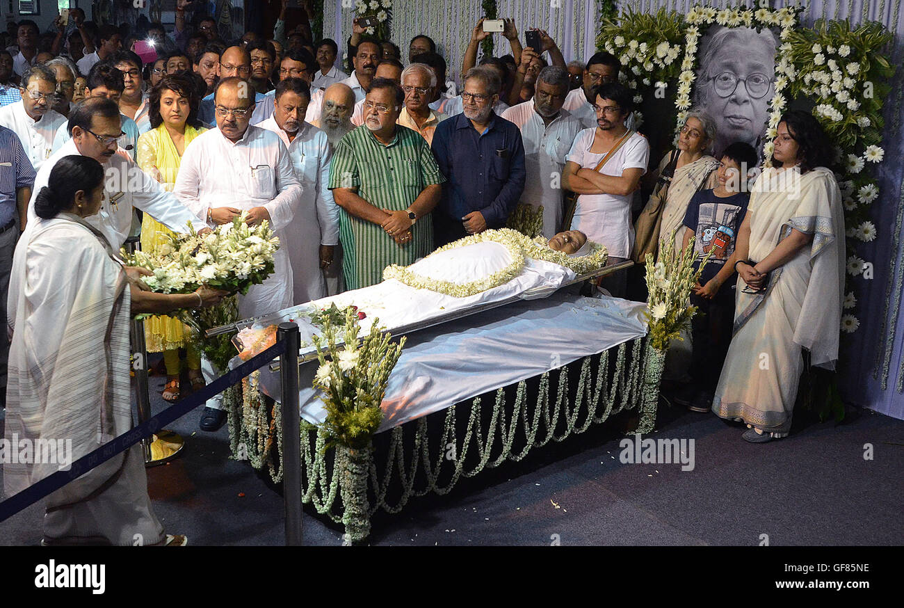 Kolkata, India. 29th July, 2016. West Bengal gather to mourn the death of the celebrated writer Mahasweta Devi who died at Belle Vue on 28 July. Sahitya Akademi, Jnanpith, Ramon Magsaysay awardee admitted to hospital on 22 May this year. His last rites performed with full state honors under supervision of West Bengal Chief Minister Mamata Banerjee. Credit:  Saikat Paul/Pacific Press/Alamy Live News Stock Photo