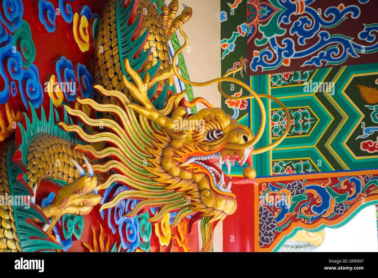 Feng shui dragon chinese temple hi-res stock photography and images - Alamy