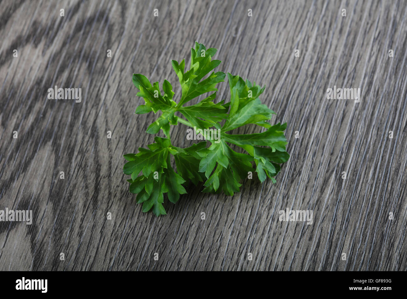 Fresh ripe green parsley leaves on wood background Stock Photo - Alamy