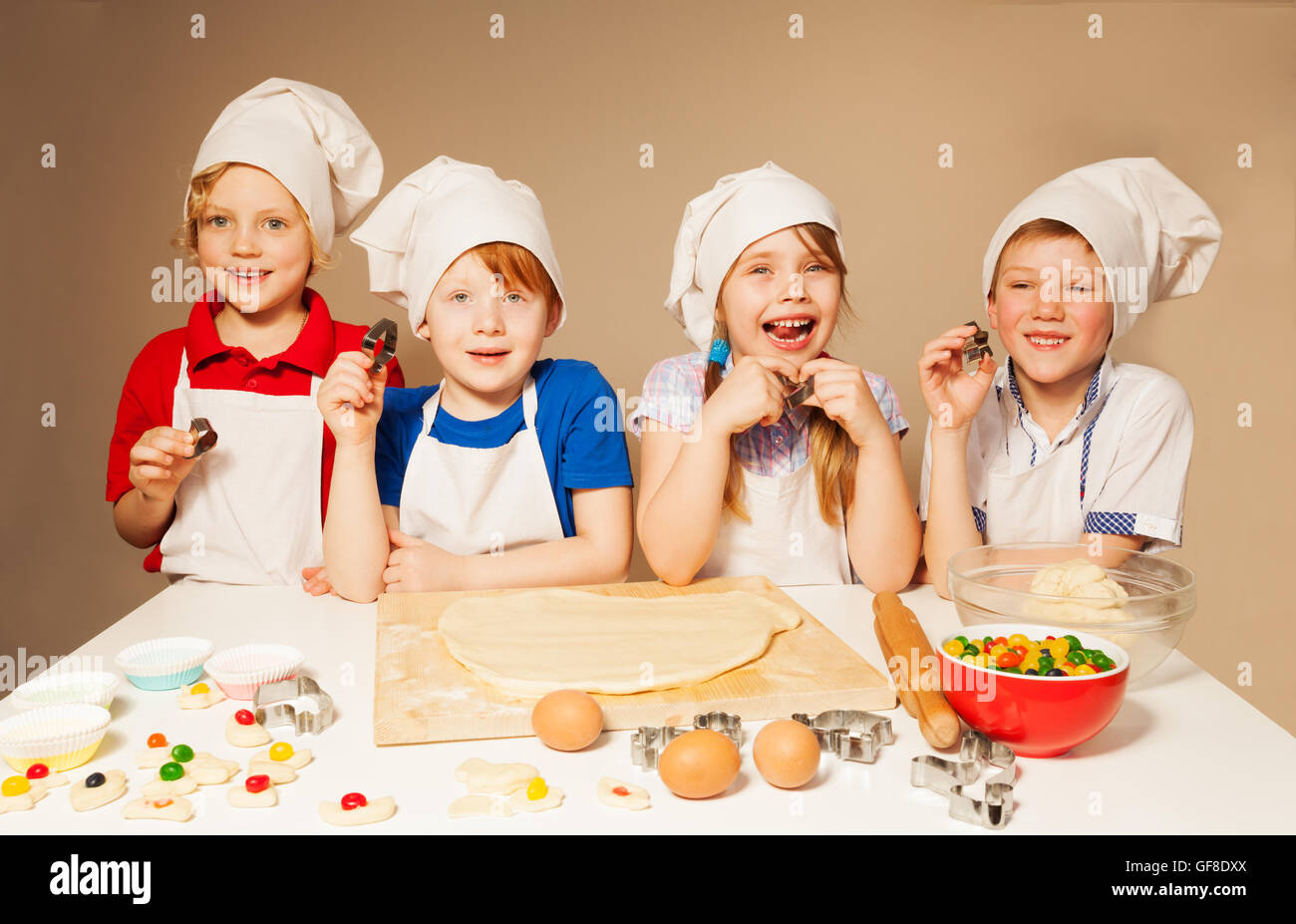 https://c8.alamy.com/comp/GF8DXX/four-happy-little-chefs-playing-bakers-GF8DXX.jpg