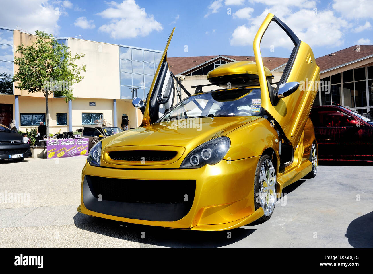 Exposición de coches tuning en Saint-Christole-les-ales en el departamento  francés de Gard Fotografía de stock - Alamy