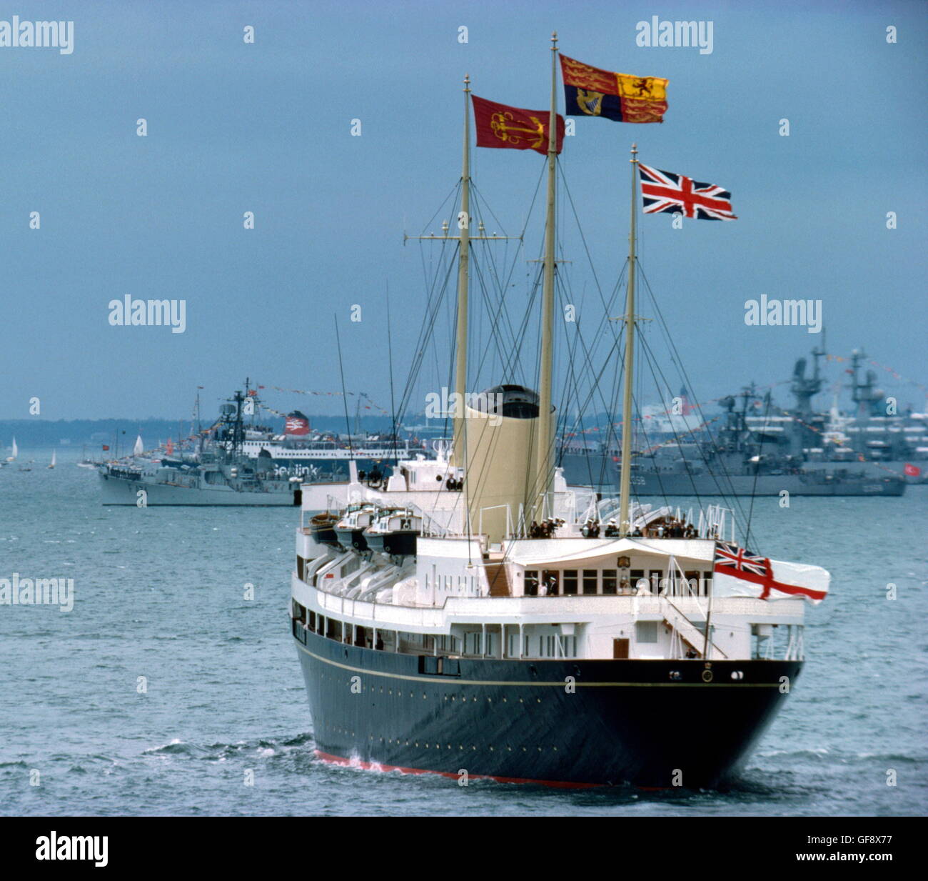 AJAX NEWS PHOTOS. 1977. SPITHEAD, ENGLAND. - ROYAL YACHT - THE ROYAL YACHT BRITANNIA WITH H.M.QUEEN ELIZABETH II EMBARKED, REVIEWING THE FLEET DURING THE 1977 SILVER JUBILEE FLEET REVIEW.  PHOTO:JONATHAN EASTLAND/AJAX  REF:907448 Stock Photo