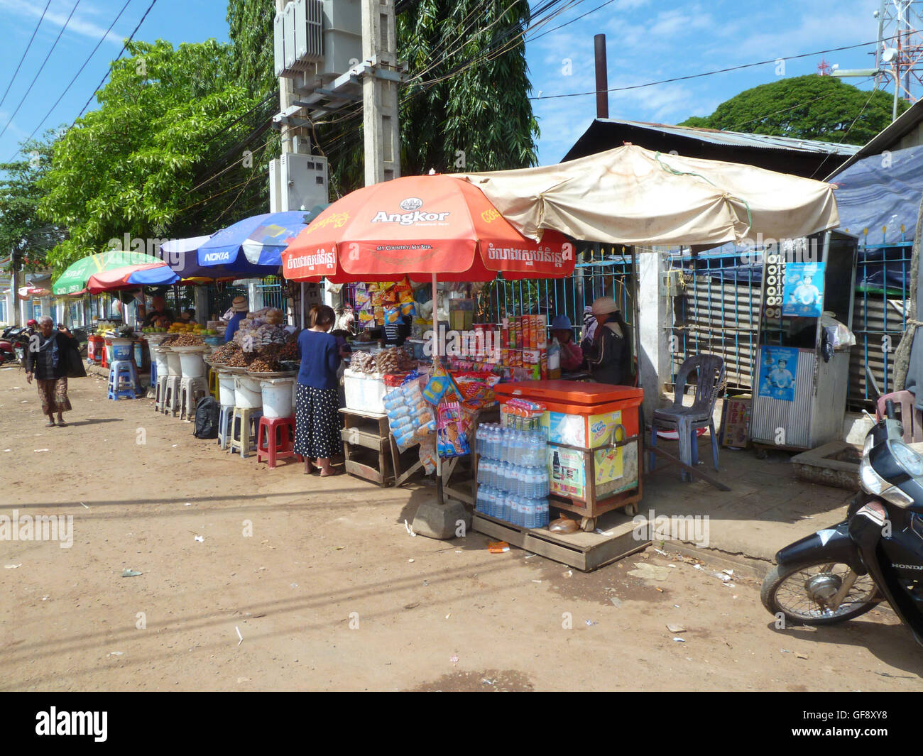 Market stalls on the main road between Siem Reap and Phnom Penh..Stop over place for shopping or something to eat or drink Stock Photo