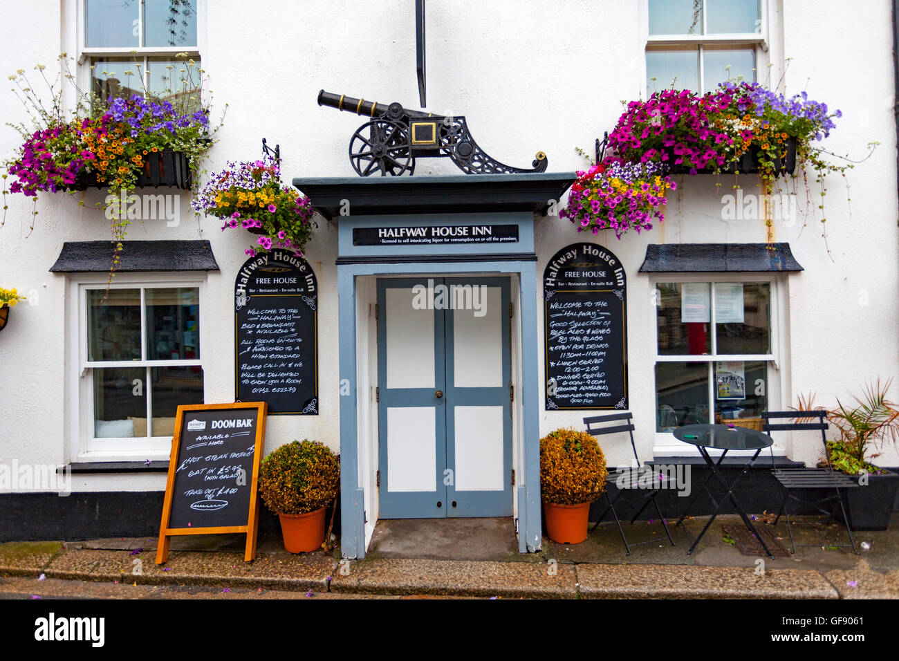 Outside view of entrance to the Halfway House Inn in the picturesque cornish fishing village of Kingsand on the Rame Peninsula, Cornwall, UK Stock Photo