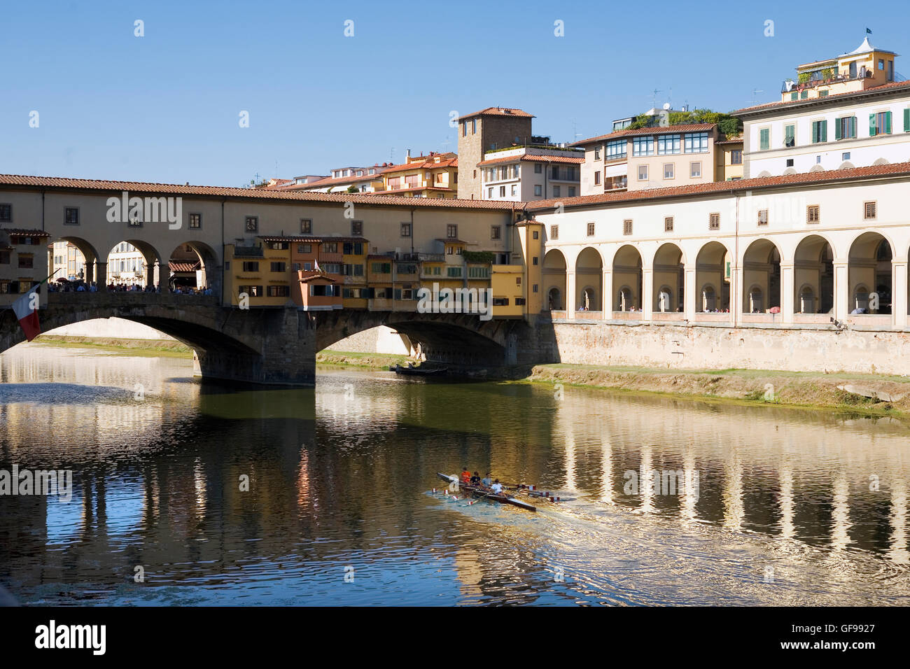River Arno in Florence, Tuscany, Italy, from Lungarno Torrigiani in Oltrarno, with the Ponte Vecchio spanning the river Stock Photo