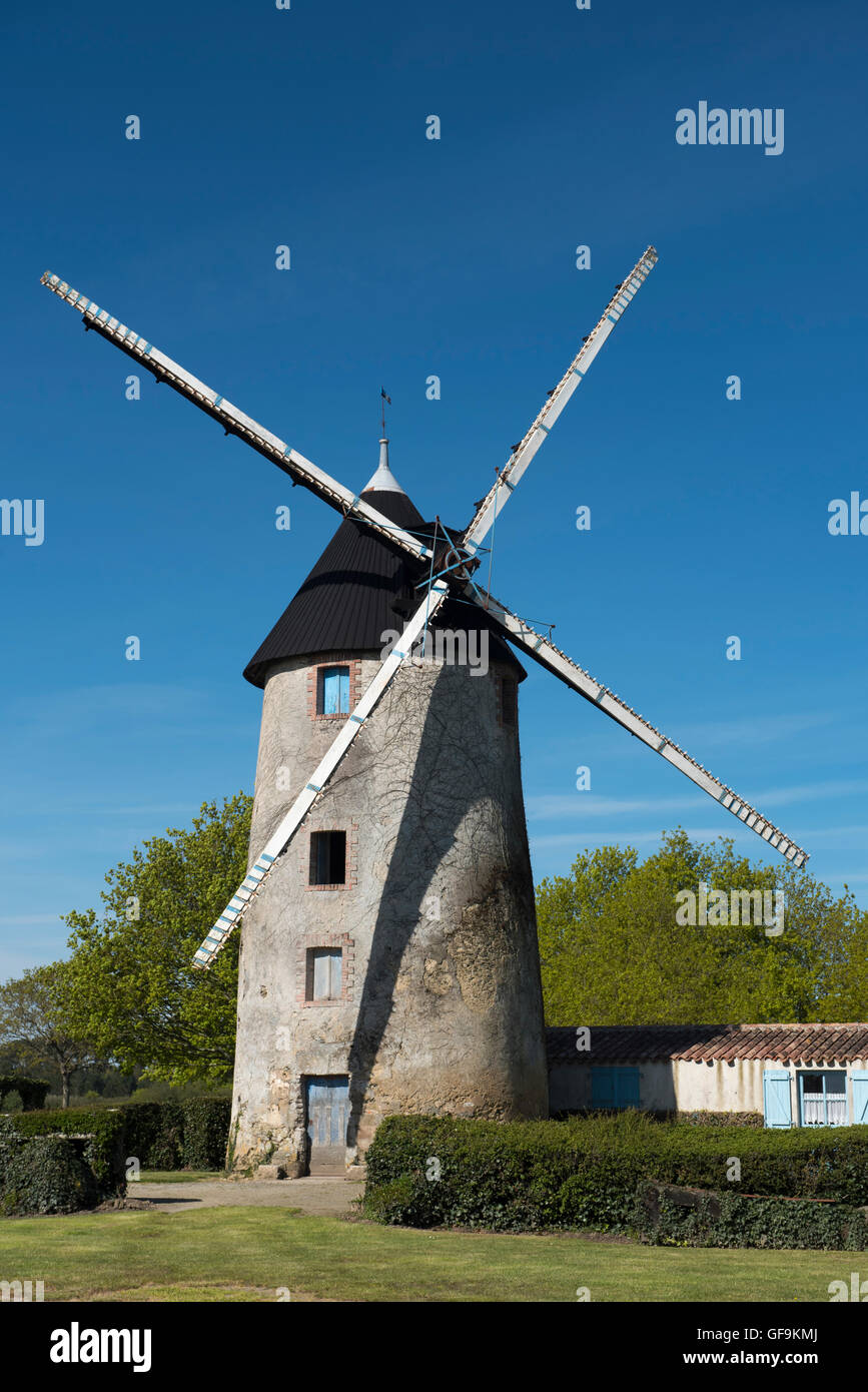 Petit moulin électrique contre un ciel bleu Photo Stock - Alamy