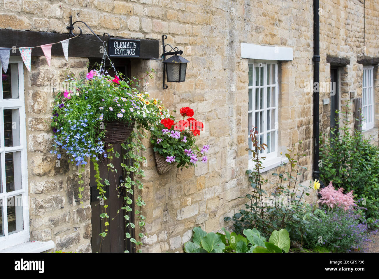 Cottages with hanging basket hires stock photography and images Alamy