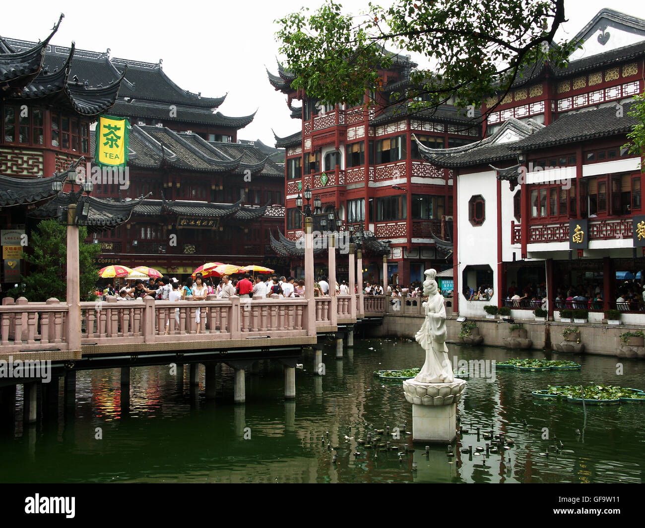 The Bridge of Nine Turnings and Húxin Tíng teahouse in Nánshì, the oldest district of Shanghai, China. Stock Photo