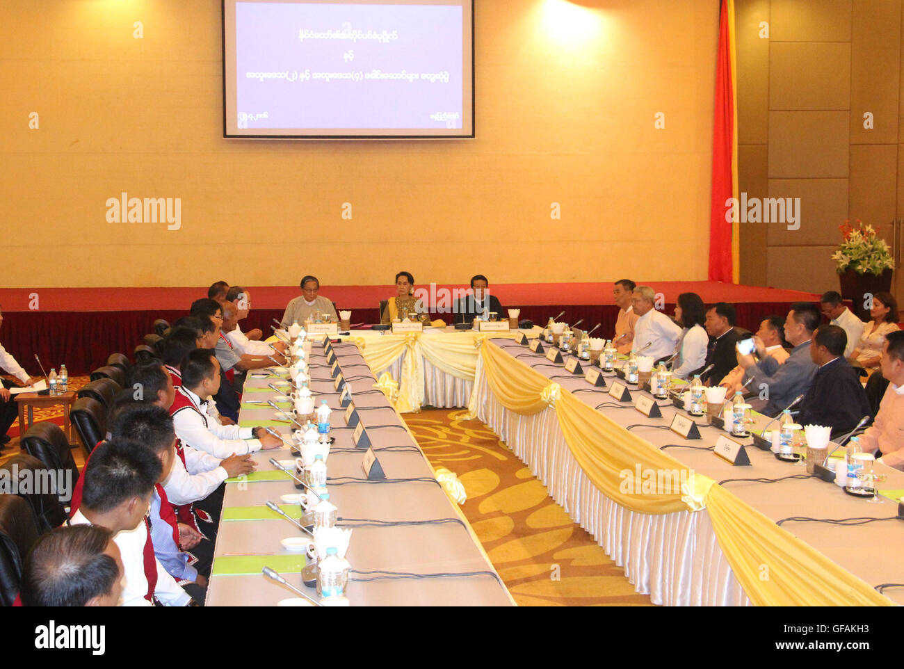 Nay Pyi Taw, Myanmar. 29th July, 2016. Myanmar State Counselor Aung San Suu Kyi (C, rear) meets with leaders of the United Wa State Army (UWSA) and the National Democratic Alliance Army-Eastern Shan State (NDAA-ESS)(Mongla) in Nay Pyi Taw, Myanmar, July 29, 2016. The Wa and Mongla delegations said on Friday that they welcome the 21st Century Panglong Ethnic Conference although the detailed discussions of participation are underway, said U Zaw Htay, spokesperson for the President's Office. © Soe Than Lynn/Xinhua/Alamy Live News Stock Photo