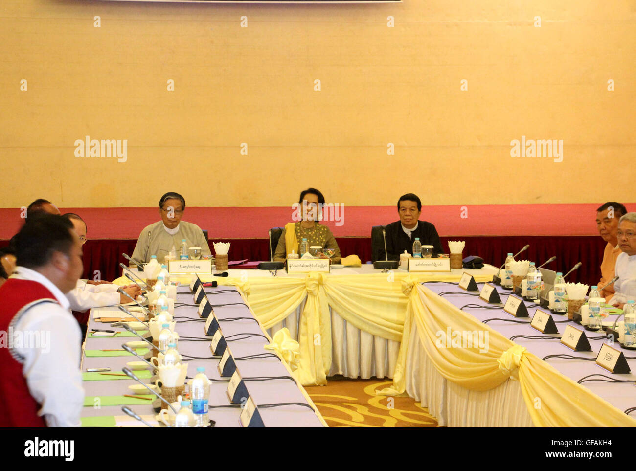 Nay Pyi Taw, Myanmar. 29th July, 2016. Myanmar State Counselor Aung San Suu Kyi (C, rear) meets with leaders of the United Wa State Army (UWSA) and the National Democratic Alliance Army-Eastern Shan State (NDAA-ESS)(Mongla) in Nay Pyi Taw, Myanmar, July 29, 2016. The Wa and Mongla delegations said on Friday that they welcome the 21st Century Panglong Ethnic Conference although the detailed discussions of participation are underway, said U Zaw Htay, spokesperson for the President's Office. © Soe Than Lynn/Xinhua/Alamy Live News Stock Photo