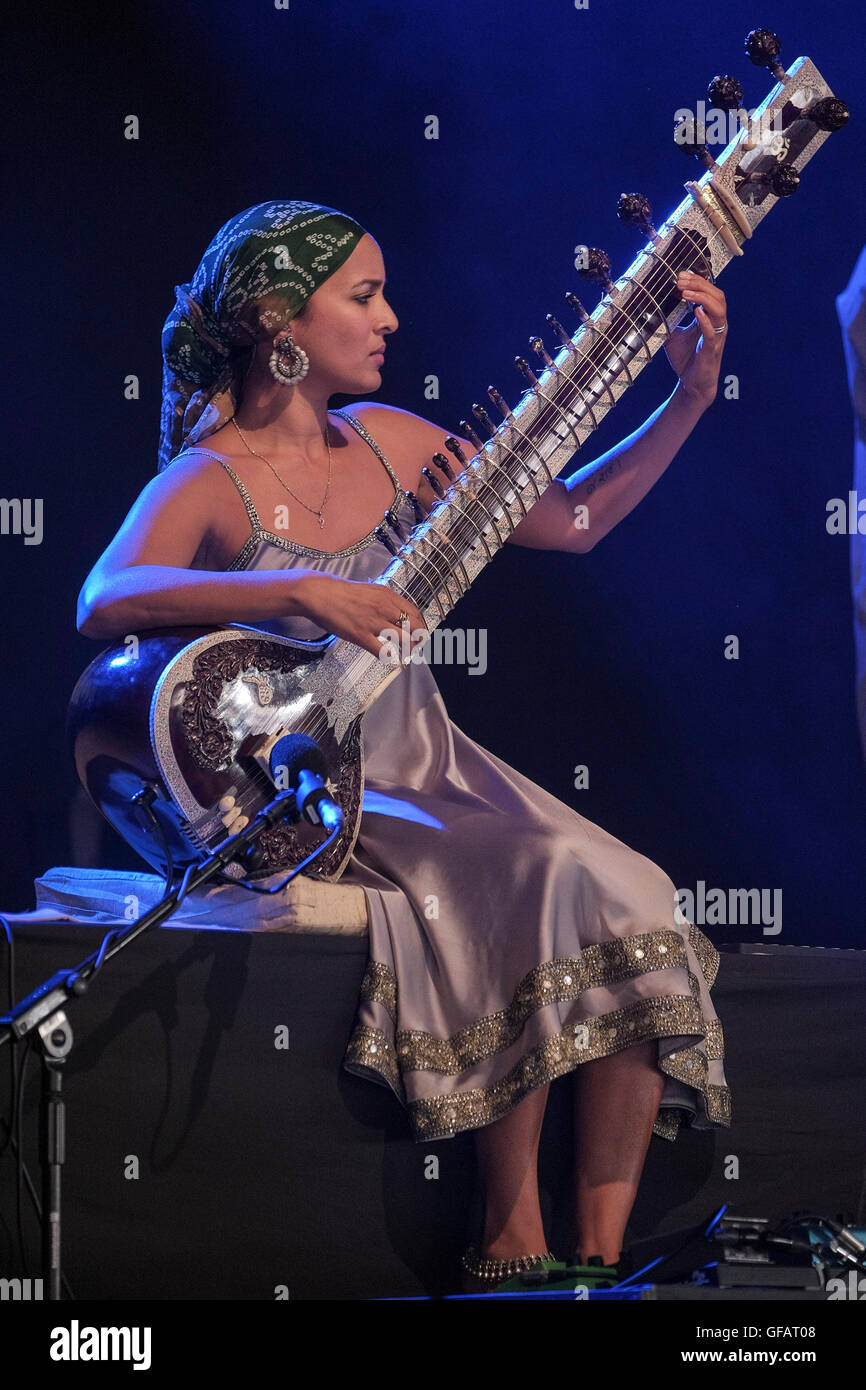 Indian sitar player hires stock photography and images Alamy