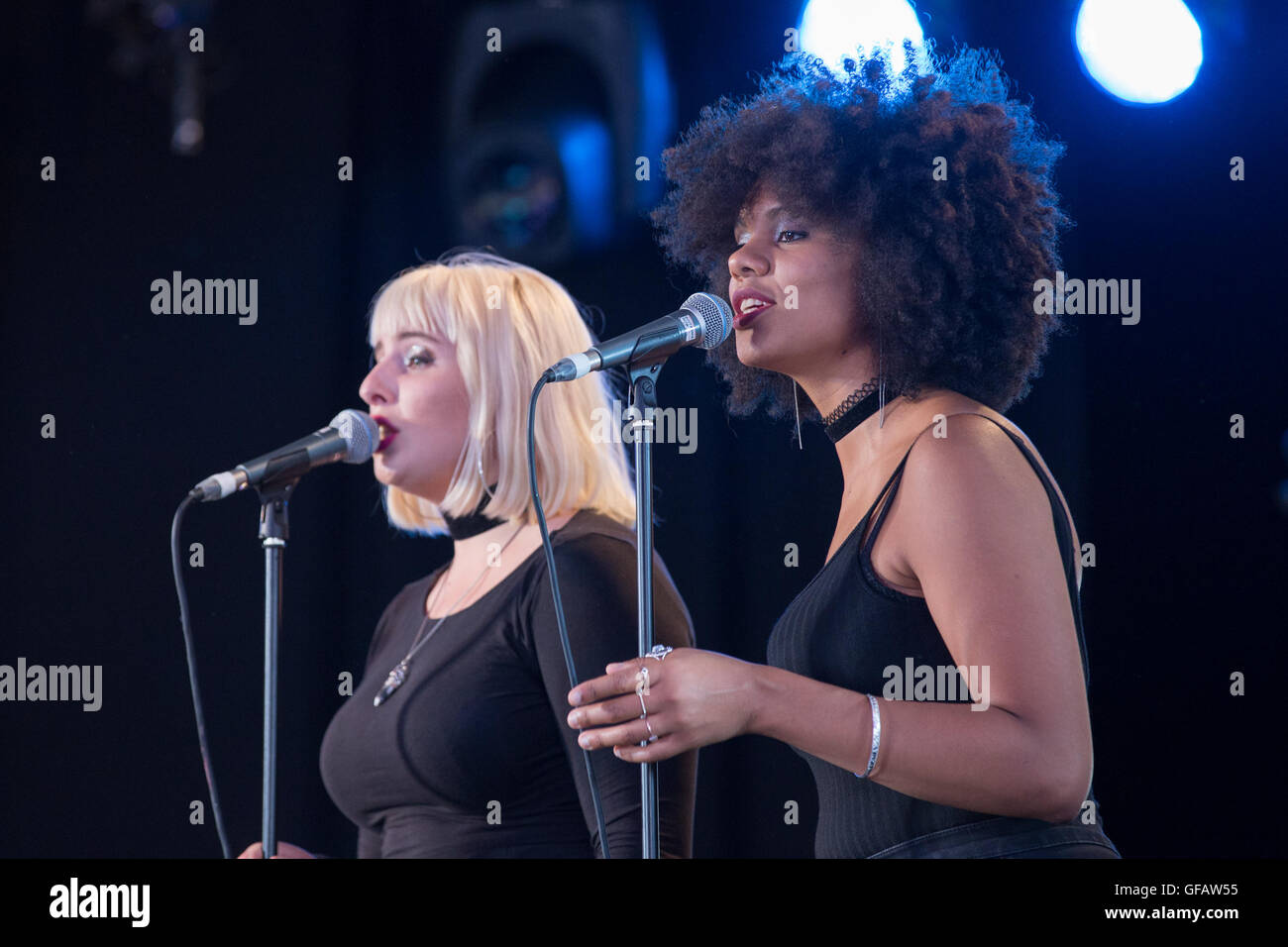 Backing singers hires stock photography and images Alamy
