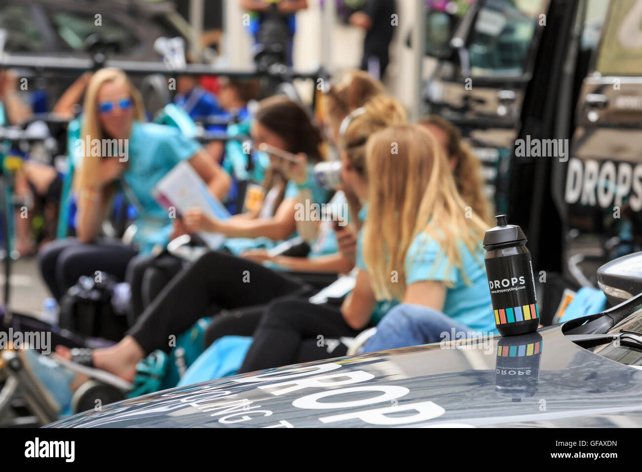 London, UK, 30 July 2016. Prudential RideLondon Classique. The Drops Cycling Team, featuring Under 23 National Champion Alice Barnes, relax prior to the start of the RideLondon Classique - a 66km race which forms part of the UCI Women's World Tour. Credit:  Clive Jones/Alamy Live News Stock Photo