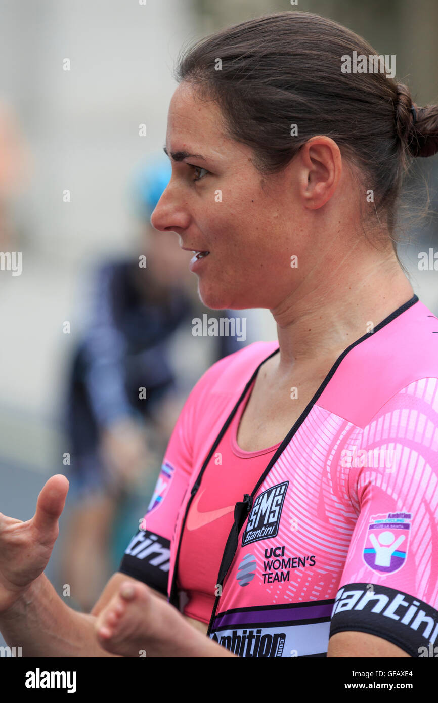 London, UK, 30 July 2016. Prudential RideLondon Classique. Dame Sarah Storey (Podium Ambition Pro Cycling chats to team staff before the start of the public ahead of the RideLondon Classique - a 66km race which forms part of the UCI Women's World Tour. Credit:  Clive Jones/Alamy Live News Stock Photo