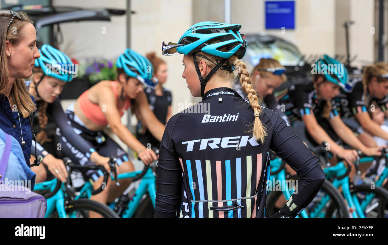 London, UK, 30 July 2016. Prudential RideLondon Classique. The Drops Cycling Team, including Under 23 National Champion, Alice Barnes (front), warm up ahead of the RideLondon Classique - a 66km race which forms part of the UCI Women's World Tour. Credit:  Clive Jones/Alamy Live News Stock Photo