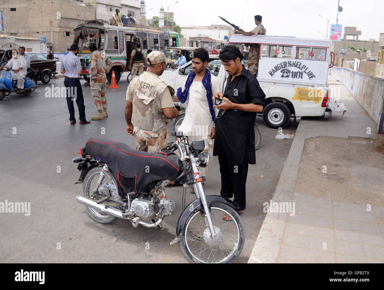 Karachi. 31st July, 2016. Pakistani rangers check people on a road due to high security alert in southern Pakistani port city of Karachi, July 31, 2016. © Masroor/Xinhua/Alamy Live News Stock Photo