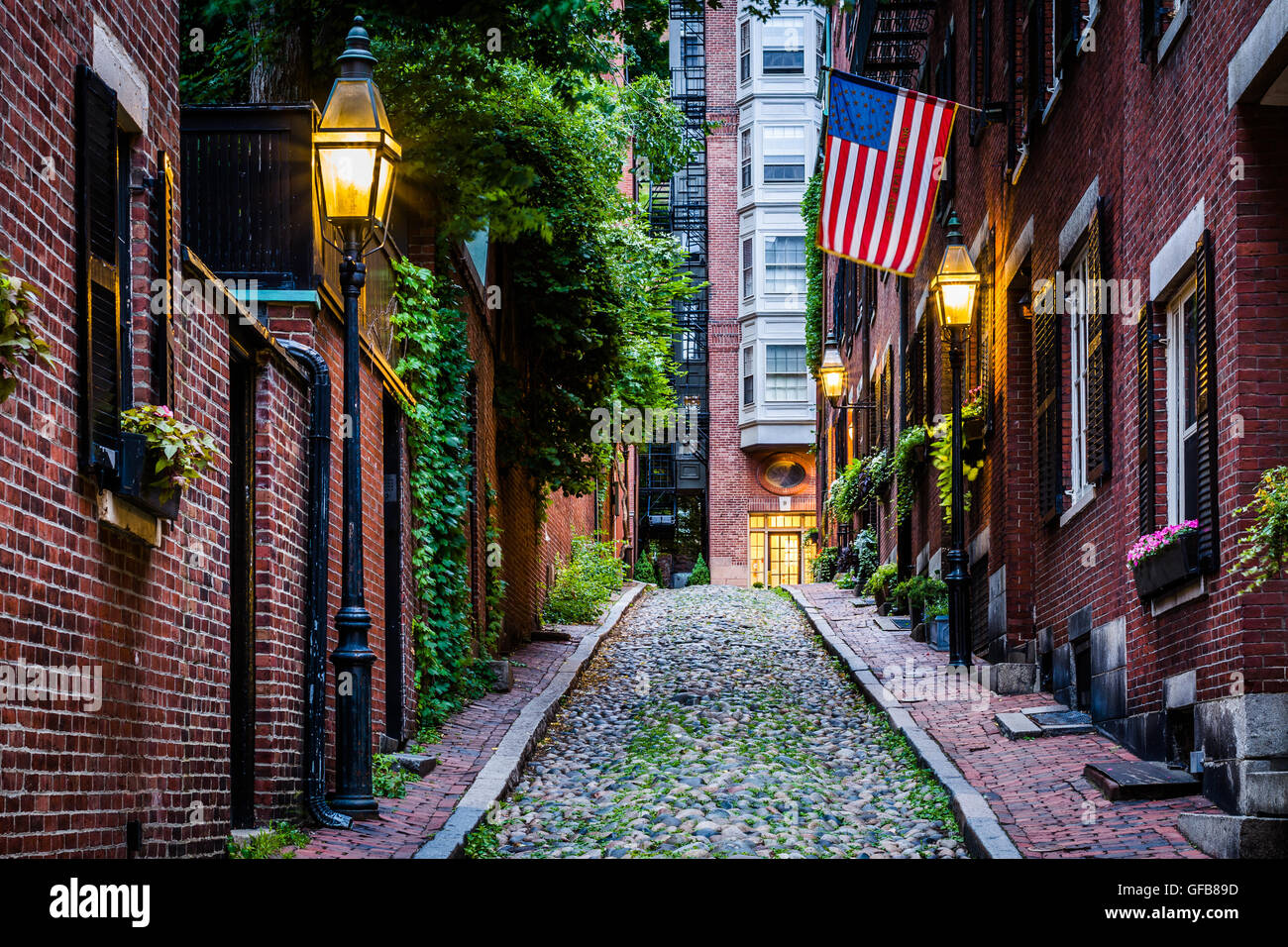 Acorn Street at night, in Beacon Hill, Boston, Massachusetts Stock Photo -  Alamy