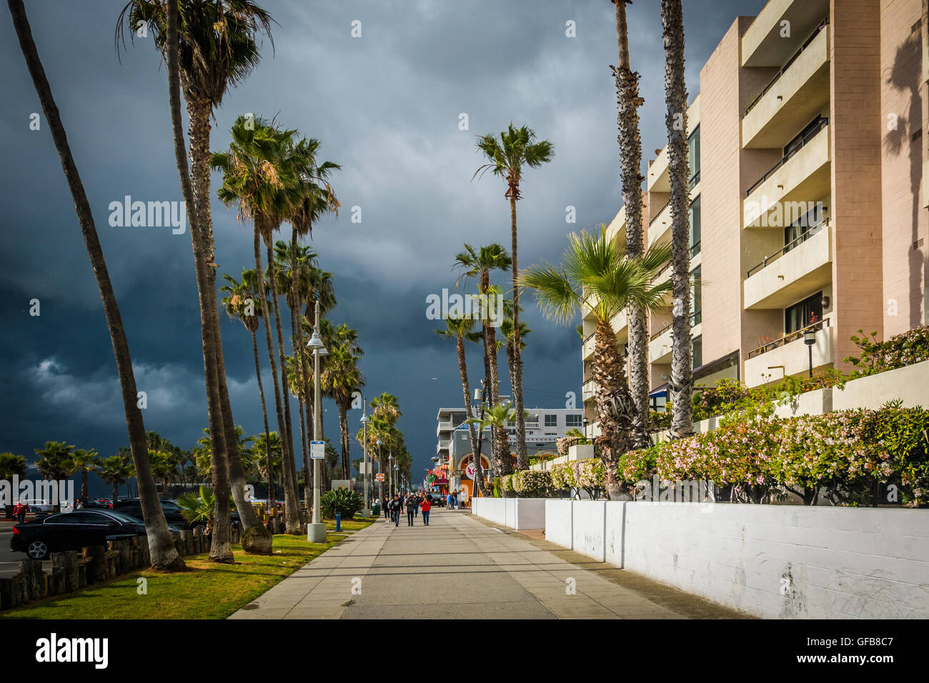 Dark storm clouds over the boardwalk in Venice Beach, Los Angeles ...