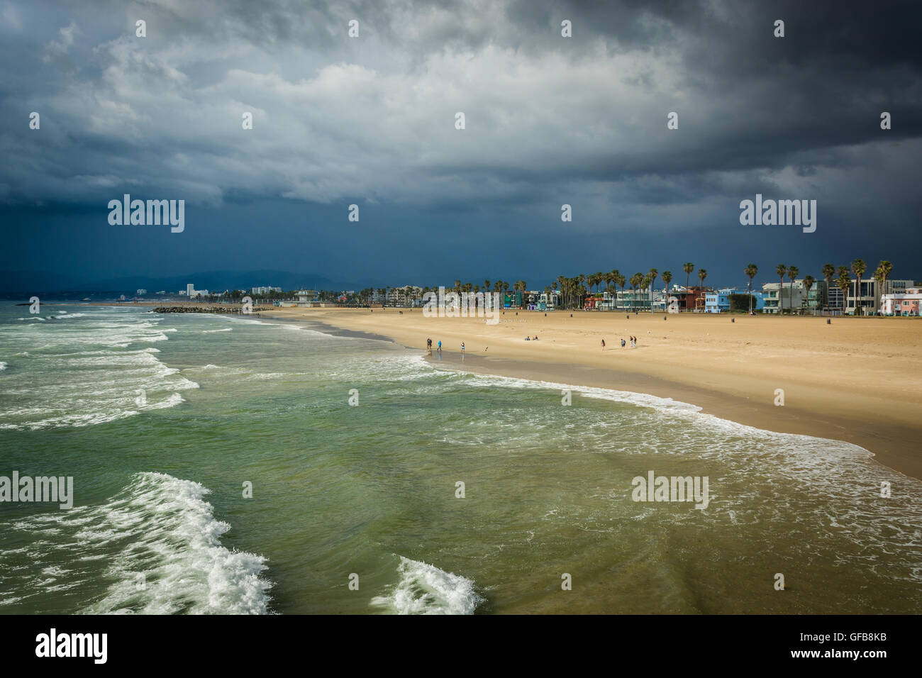 Storm clouds the beach and Pacific Ocean in Venice Beach, Los Angeles ...
