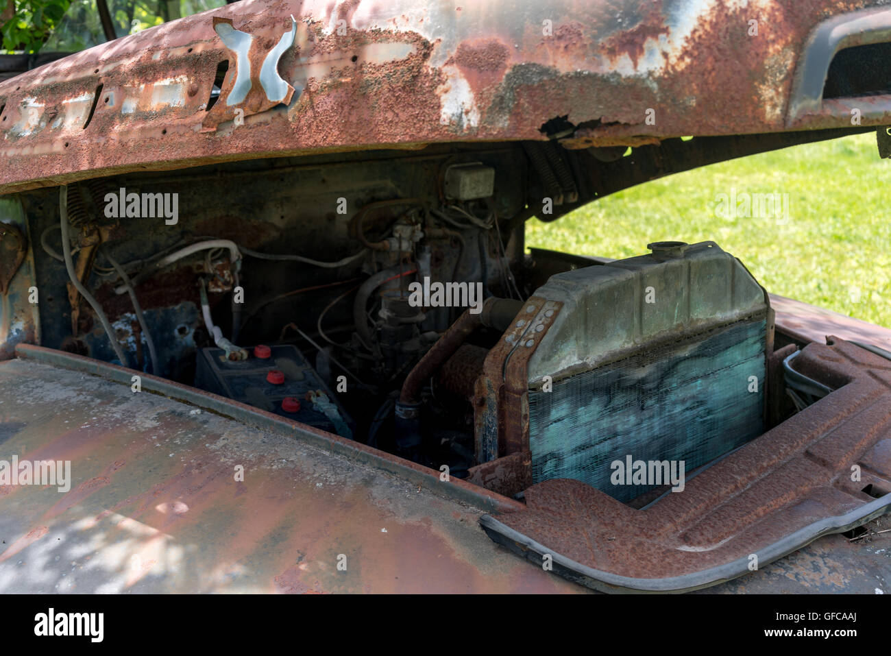 old rusty truck on the grass Stock Photo - Alamy