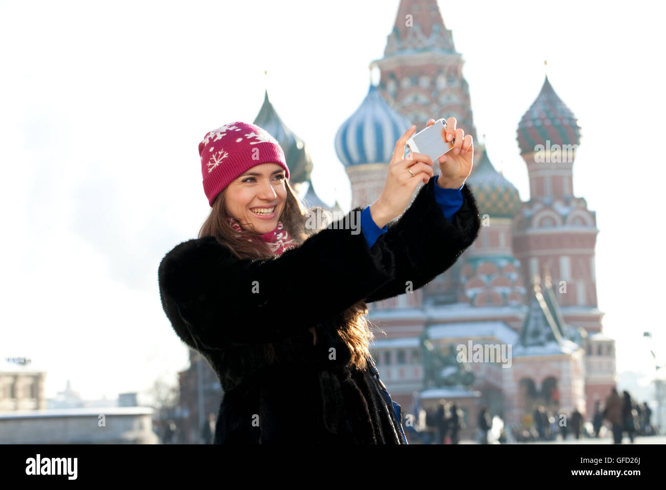 Люди на улице. Гульчехра бобокулова отрезала голову няня. Гульчехра бобокулова отрезала голову ребенку. Няня убила ребенка октябрьское поле. Розовый фламинго москва человек метрополитен.
