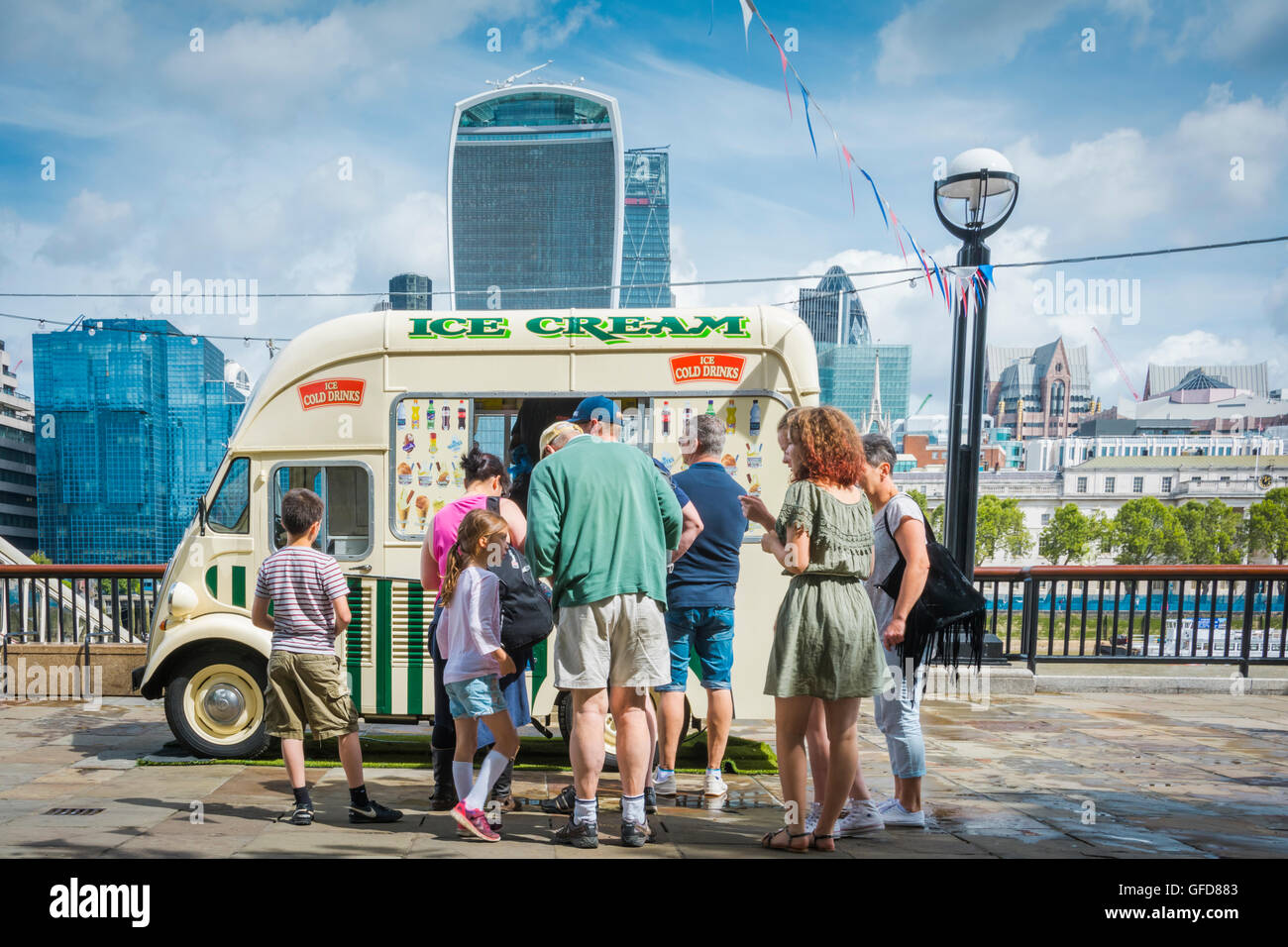 Ice Cream Van Queue High Resolution Stock Photography and Images Alamy