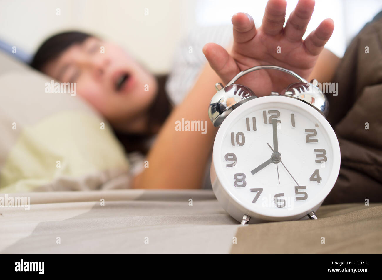 человек встает с кровати. упражнение лодочка на пресс. девушка потягивается в кровати. Wake up упражнения. упражнение вейк ап.