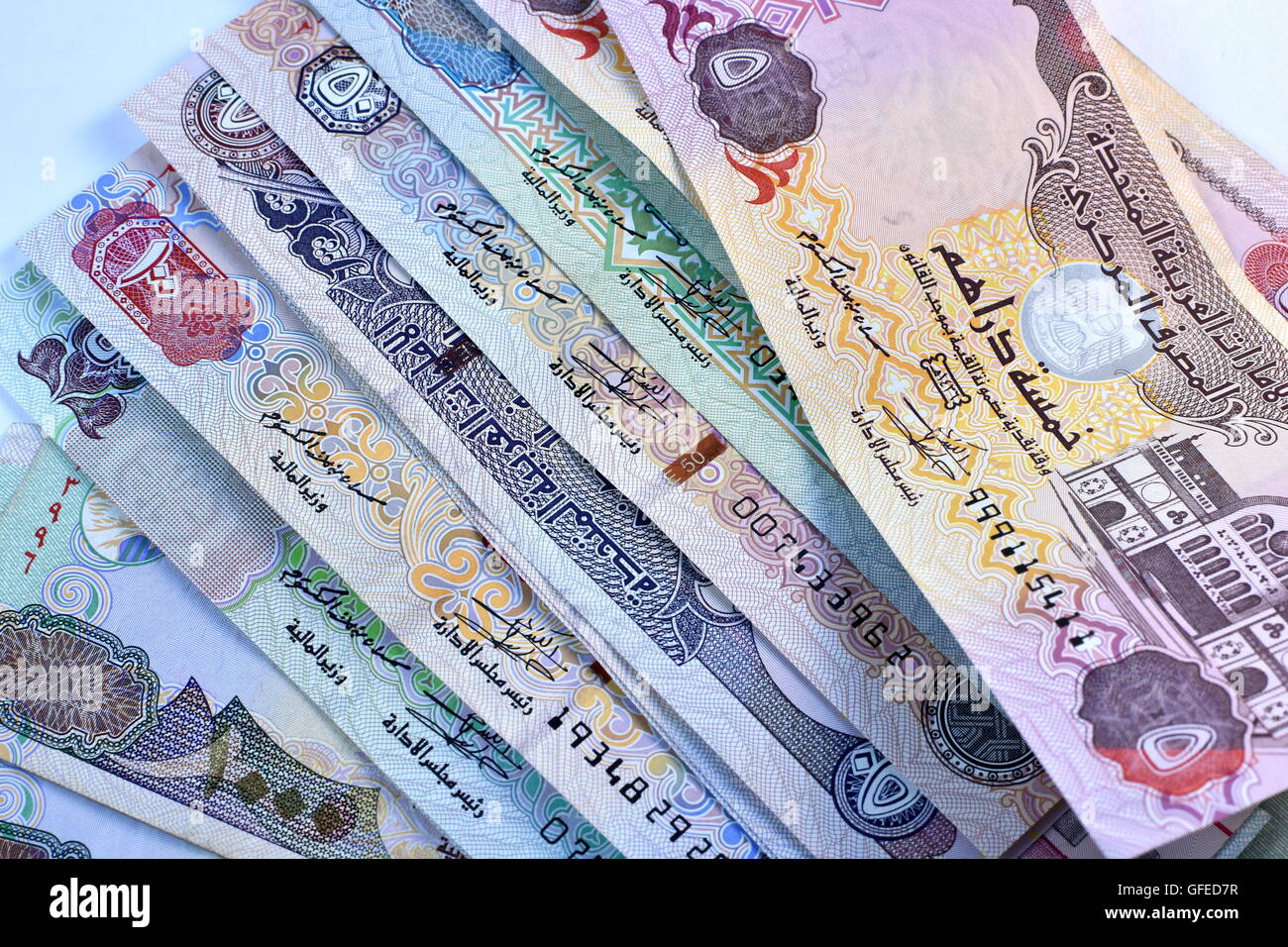 Рубль дирхам курс на сегодня в дубае. Валюта Объединенных арабских Эмиратов. Дубайские дирхамы пачки. UAE валюта. Five dirhams фото.