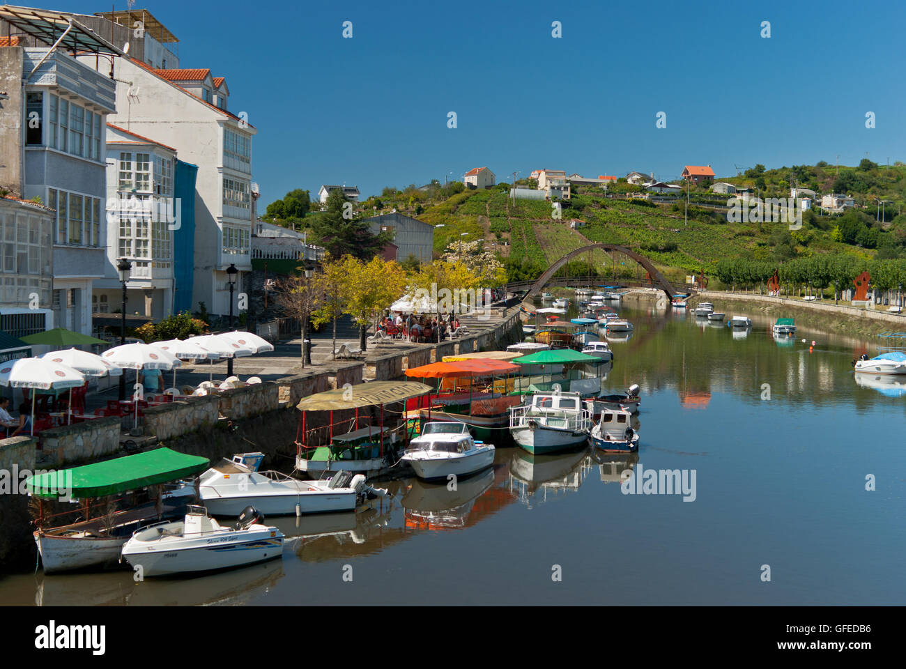 view over Mondeo river in Betanzos on a sunny morning. Puente Nuevo and green hills with houses in the background Stock Photo